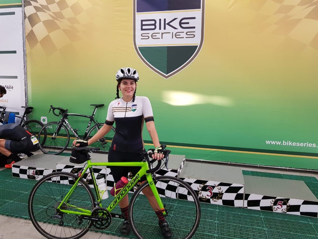 Atleta e futura jornalista: aluna da UVA fica em 2º lugar em competição de ciclismo, em Interlagos